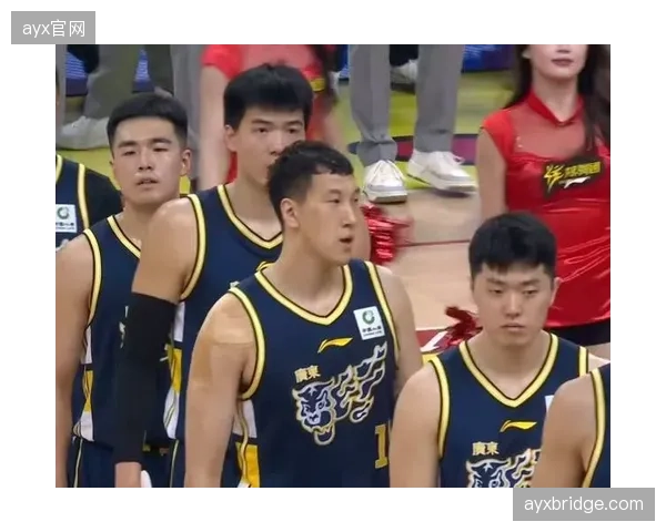 广东男篮经历重建阵痛，内线短板与阵容磨合问题导致成绩起伏。